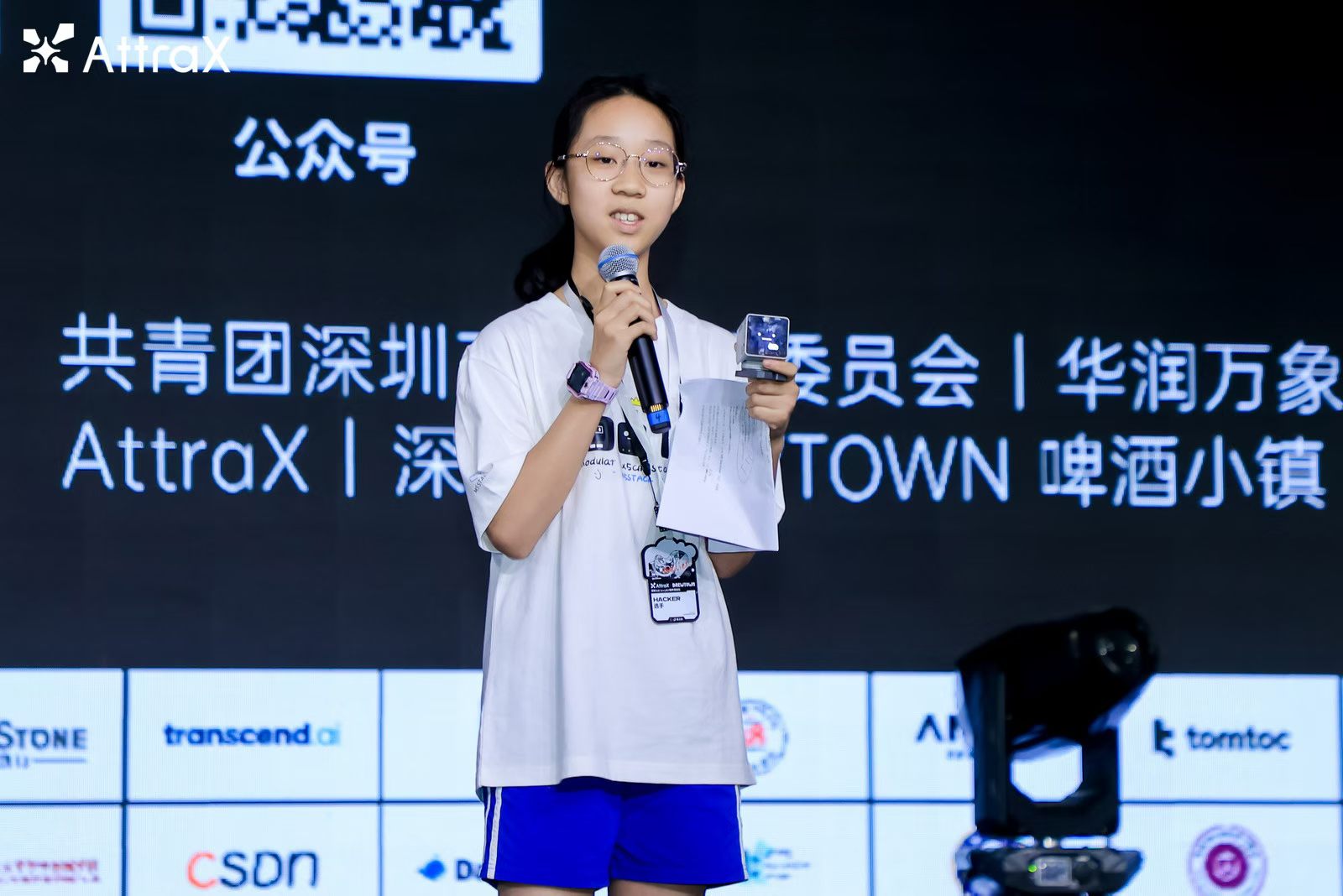 Guoer presenting HiBuddy on stage at AttraX Spring
